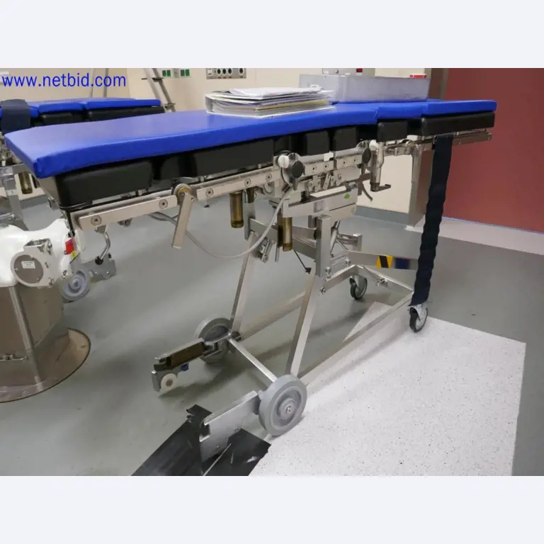 Medizinisch technische Geräte, Einrichtung und Mobiliar eines Krankenhauses-5