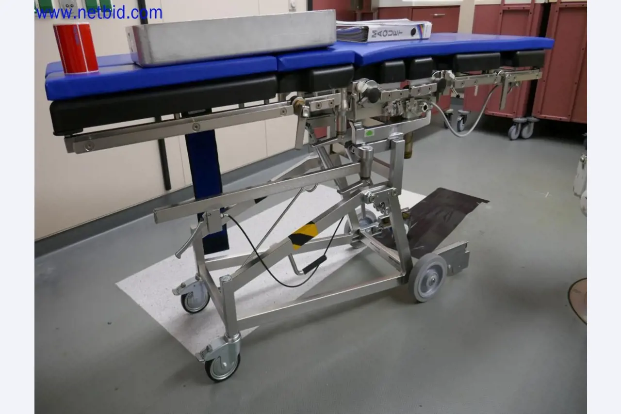 Medizinisch technische Geräte, Einrichtung und Mobiliar eines Krankenhauses-8