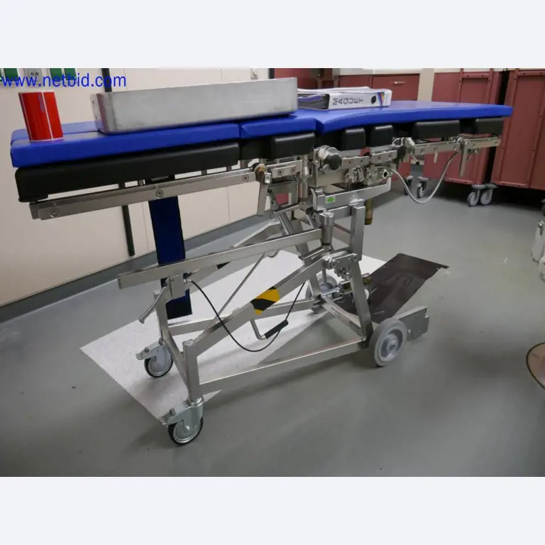 Medizinisch technische Geräte, Einrichtung und Mobiliar eines Krankenhauses-8