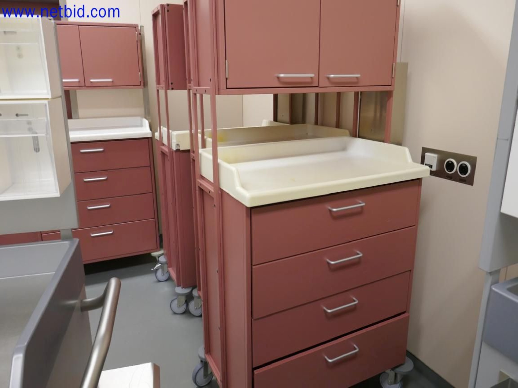 Medyczne urządzenia techniczne, wyposażenie i meble szpitalne-2