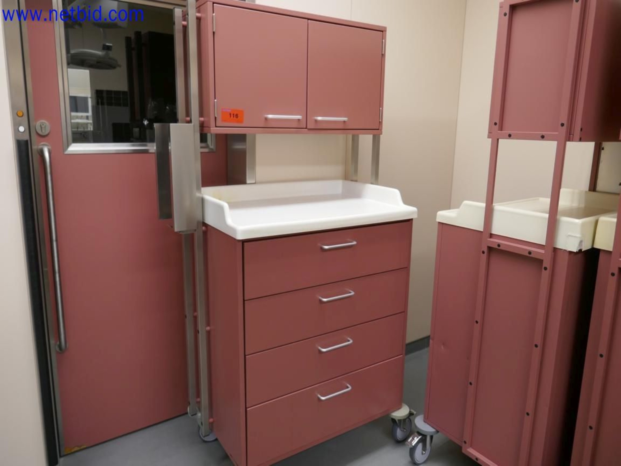 Medyczne urządzenia techniczne, wyposażenie i meble szpitalne-3