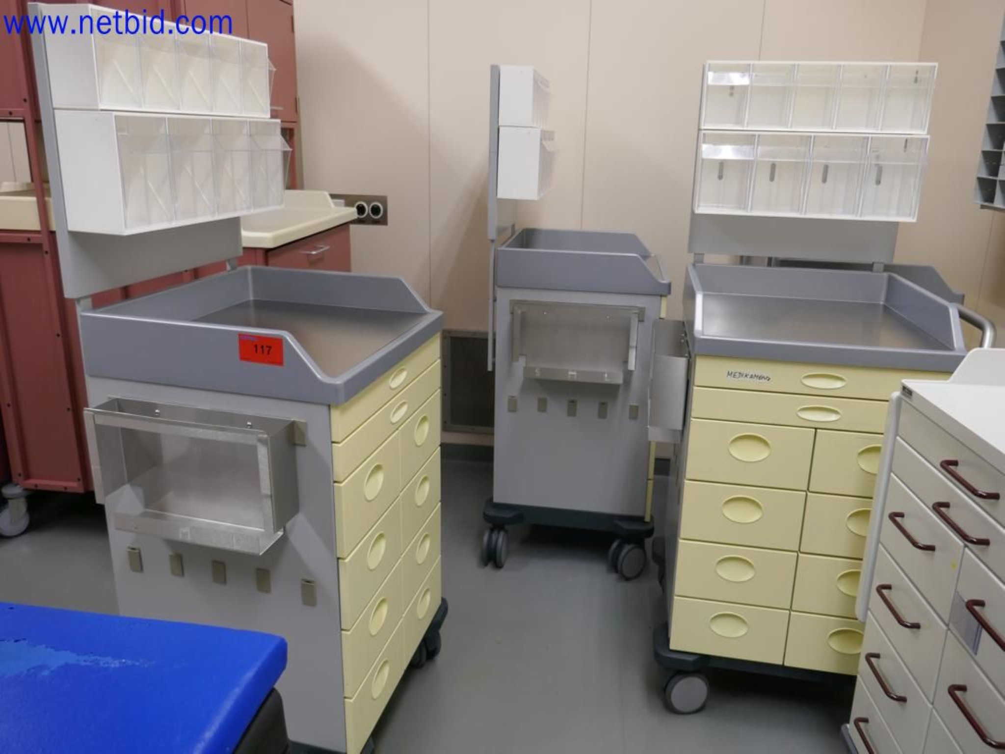 Medyczne urządzenia techniczne, wyposażenie i meble szpitalne-1