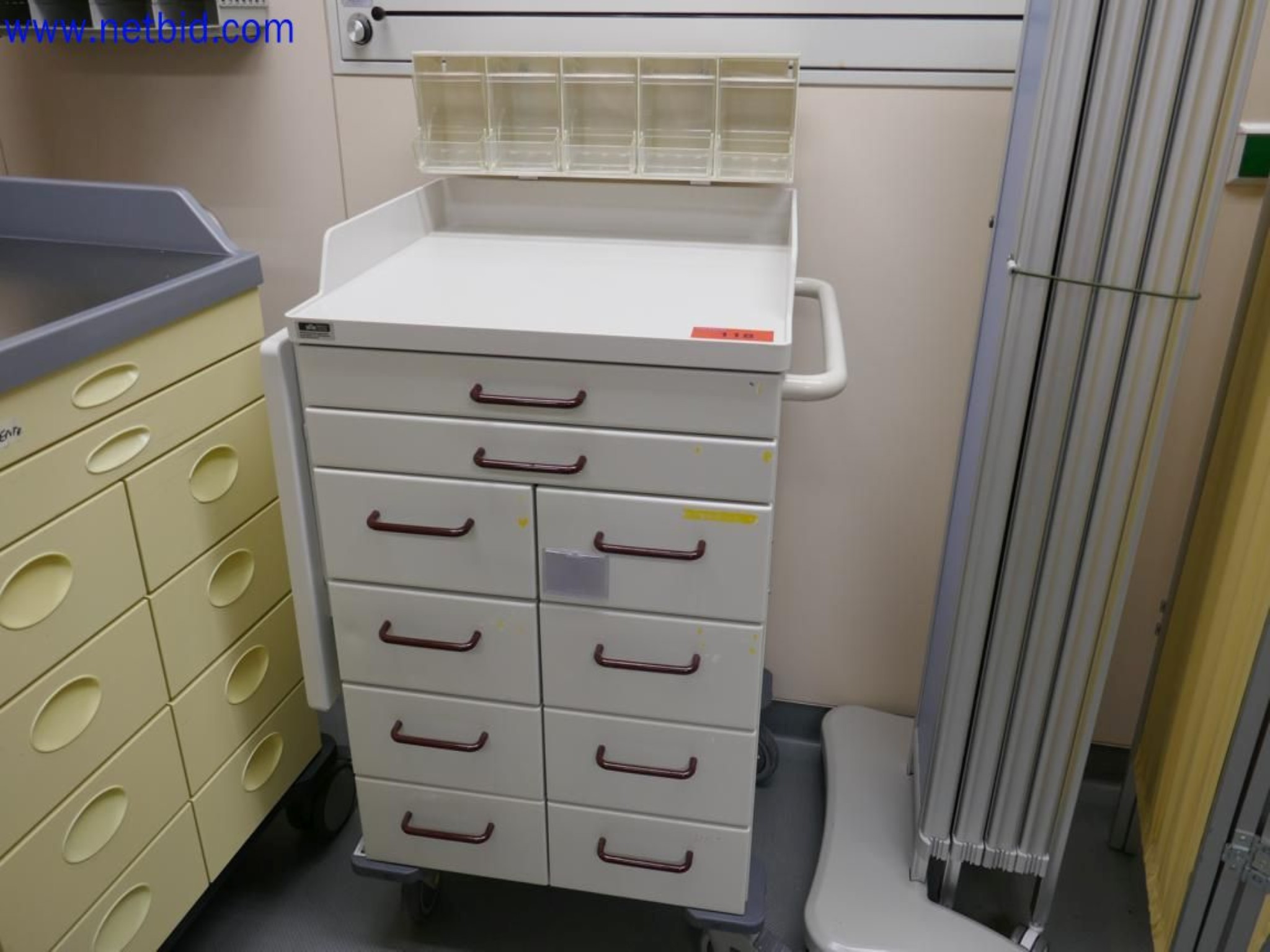 Medyczne urządzenia techniczne, wyposażenie i meble szpitalne-1