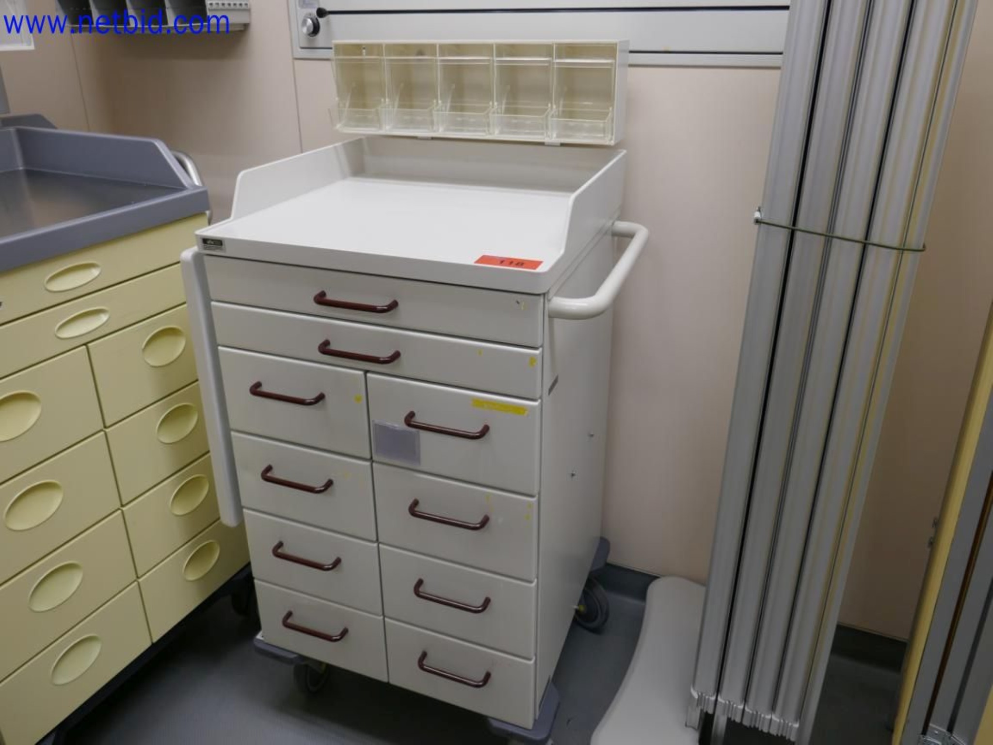 Medyczne urządzenia techniczne, wyposażenie i meble szpitalne-2