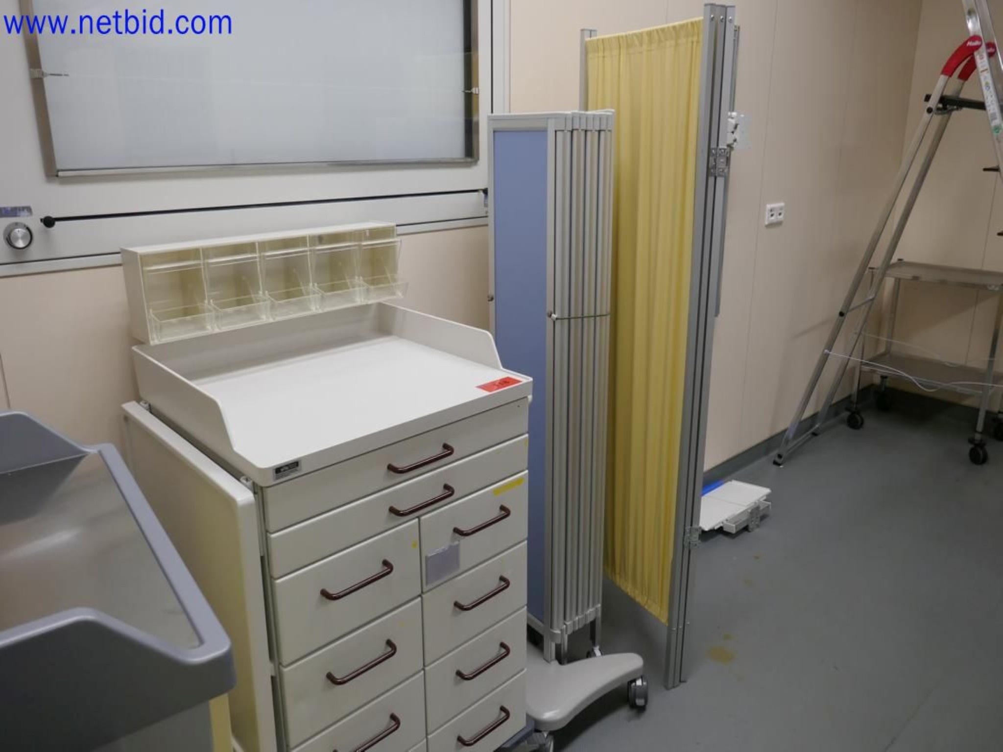 Medyczne urządzenia techniczne, wyposażenie i meble szpitalne-4