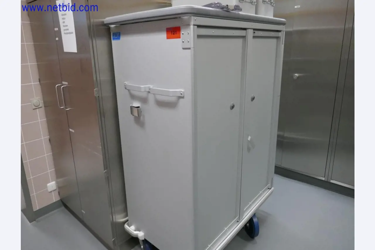 Medizinisch technische Geräte, Einrichtung und Mobiliar eines Krankenhauses-1