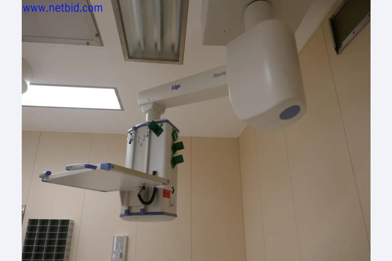 Medizinisch technische Geräte, Einrichtung und Mobiliar eines Krankenhauses-1