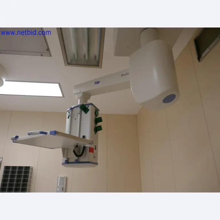 Medizinisch technische Geräte, Einrichtung und Mobiliar eines Krankenhauses-1