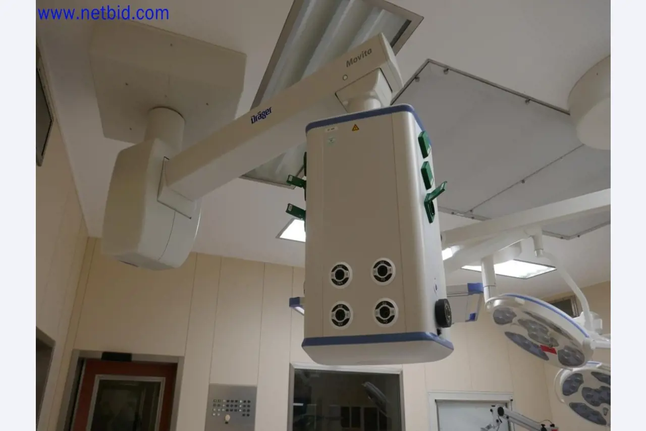 Medizinisch technische Geräte, Einrichtung und Mobiliar eines Krankenhauses-2