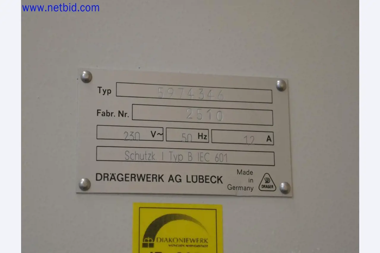 Medizinisch technische Geräte, Einrichtung und Mobiliar eines Krankenhauses-1