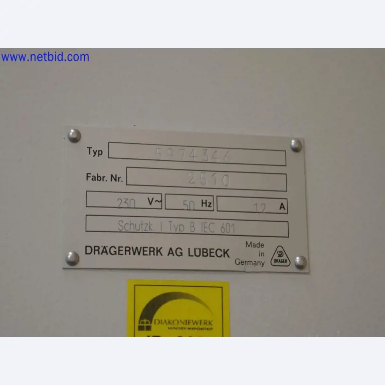 Medizinisch technische Geräte, Einrichtung und Mobiliar eines Krankenhauses-1