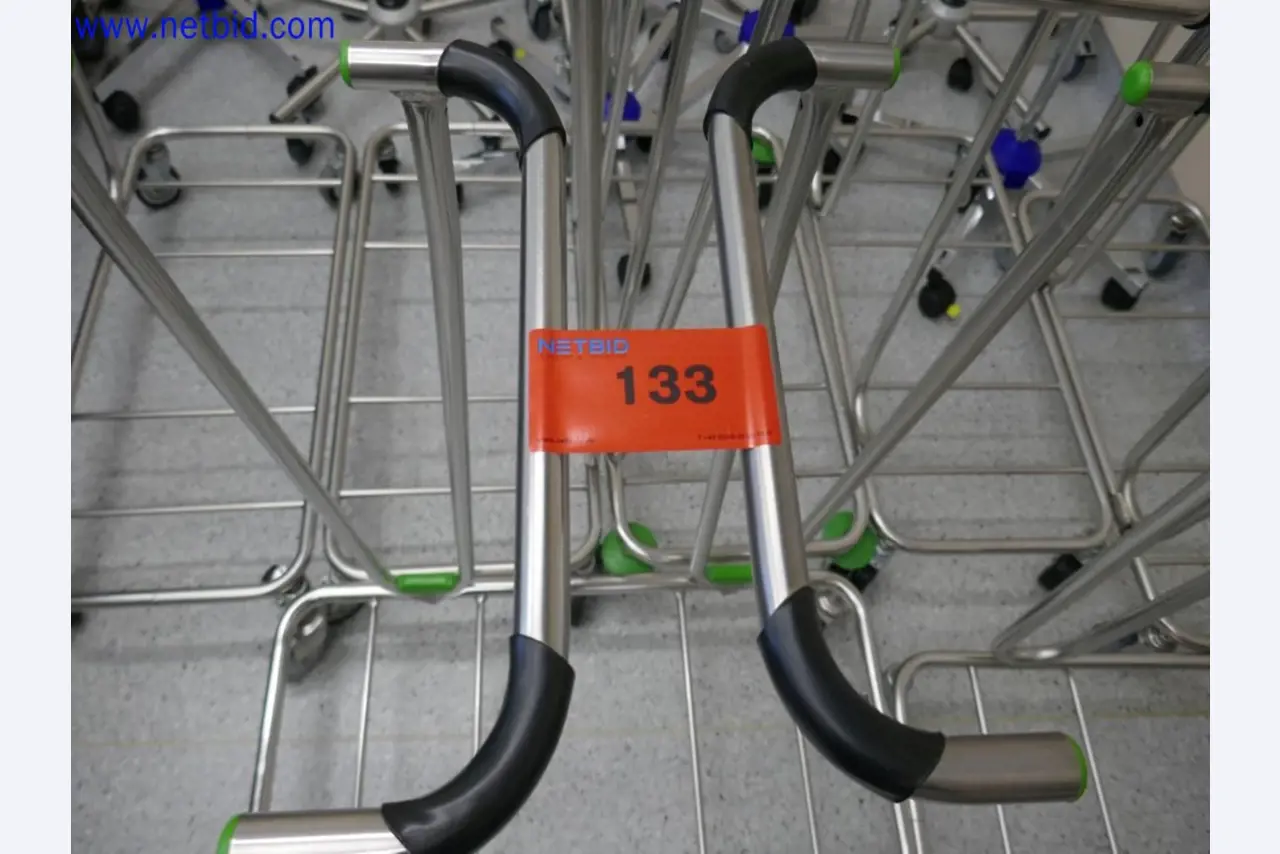 Medizinisch technische Geräte, Einrichtung und Mobiliar eines Krankenhauses-3