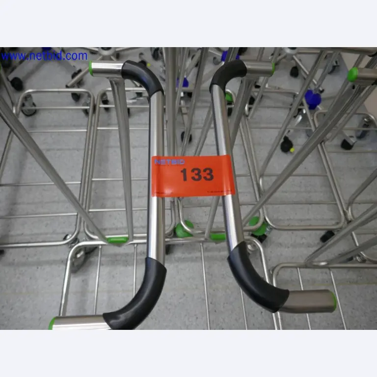 Medizinisch technische Geräte, Einrichtung und Mobiliar eines Krankenhauses-3