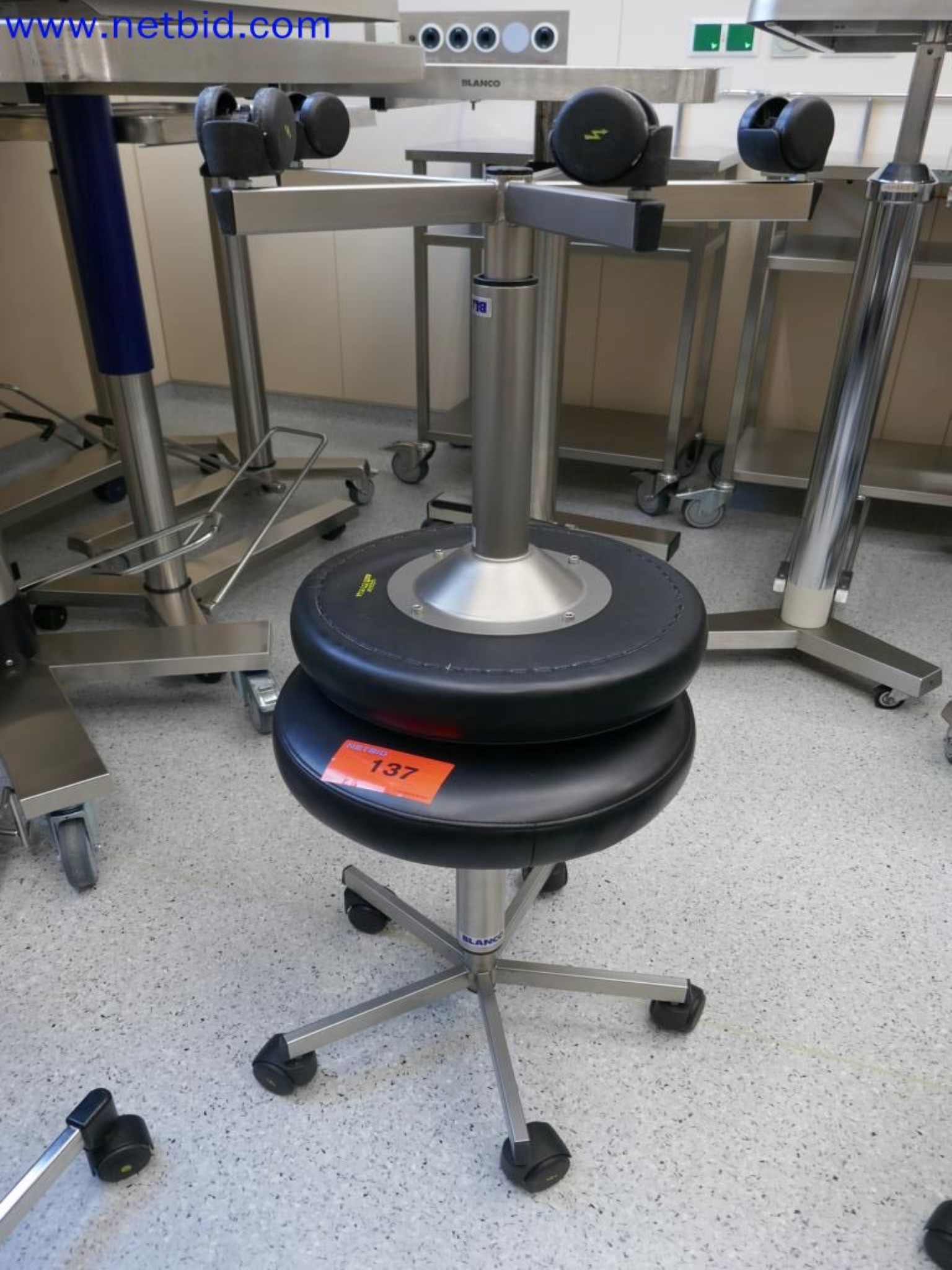 Medyczne urządzenia techniczne, wyposażenie i meble szpitalne-1