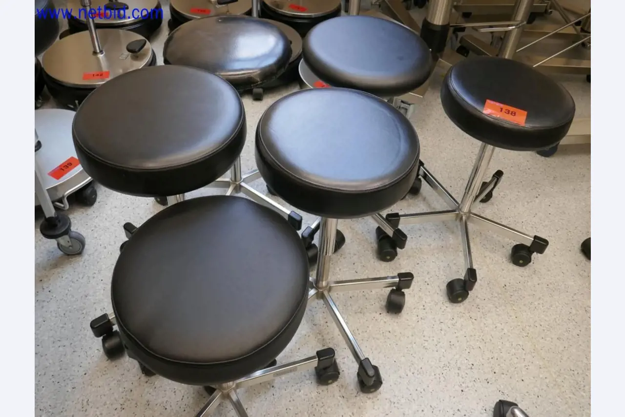 Medizinisch technische Geräte, Einrichtung und Mobiliar eines Krankenhauses-1