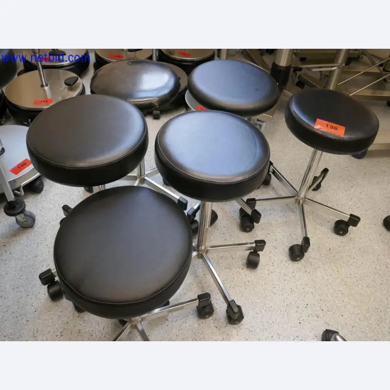 Medizinisch technische Geräte, Einrichtung und Mobiliar eines Krankenhauses-1