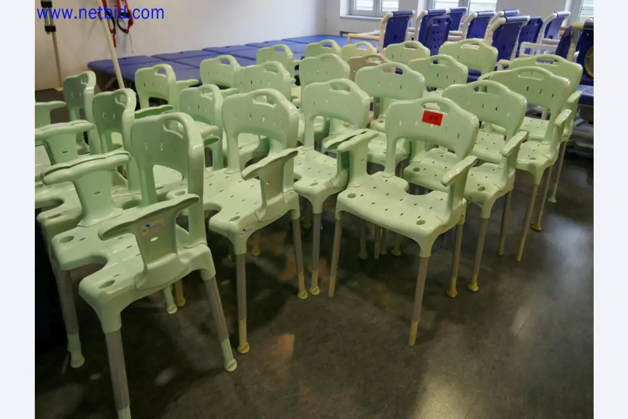 Medizinisch technische Geräte, Einrichtung und Mobiliar eines Krankenhauses-1