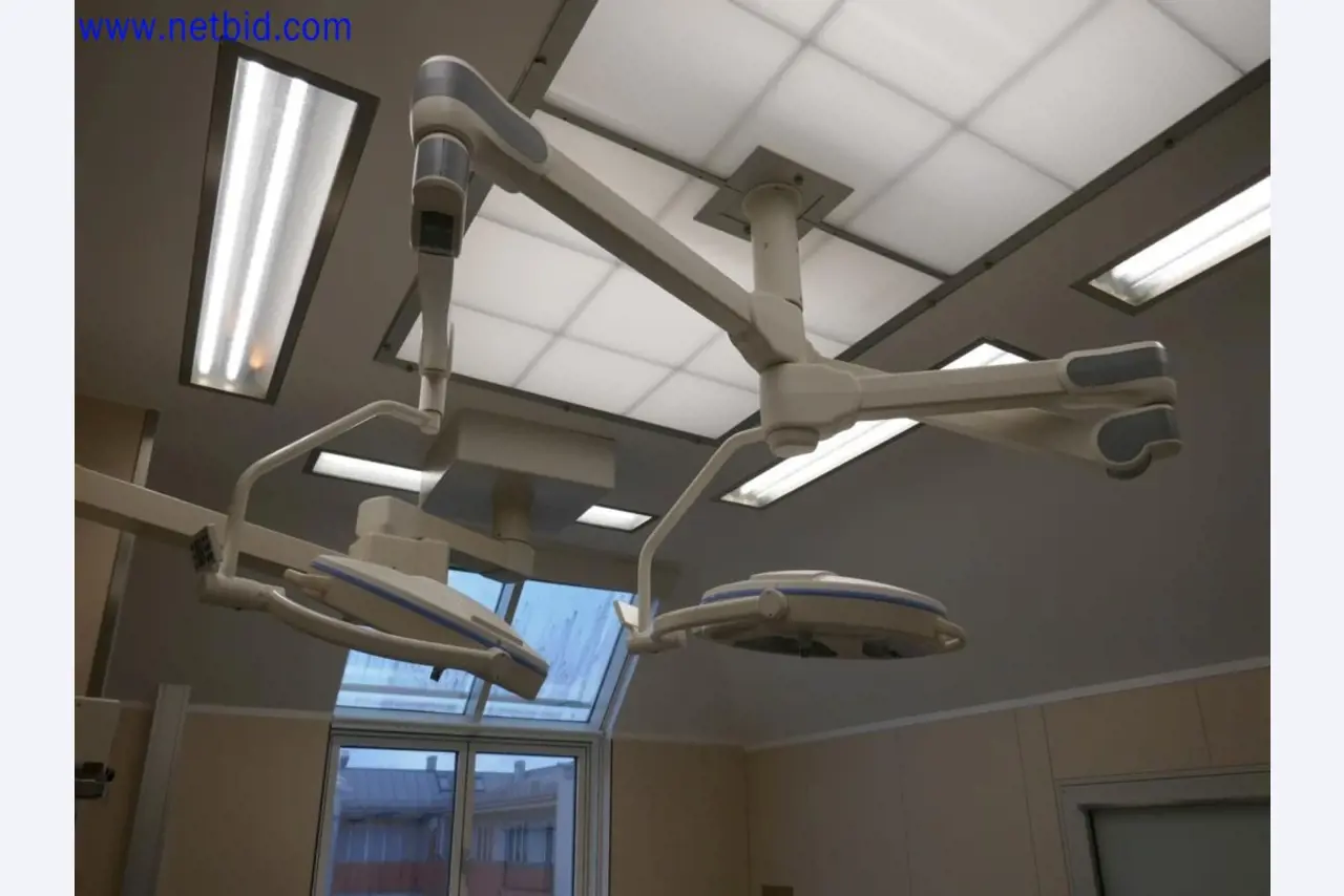 Medizinisch technische Geräte, Einrichtung und Mobiliar eines Krankenhauses-6