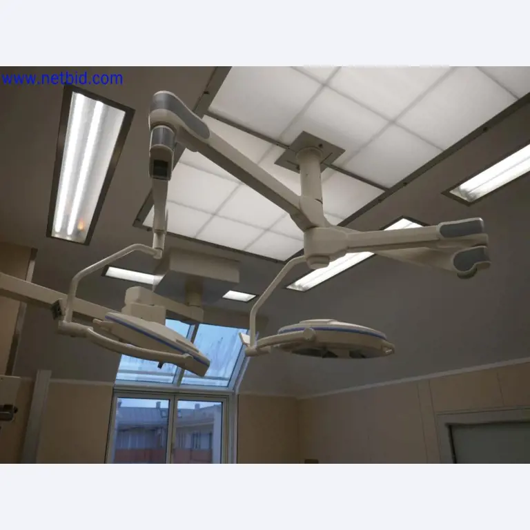 Medizinisch technische Geräte, Einrichtung und Mobiliar eines Krankenhauses-6