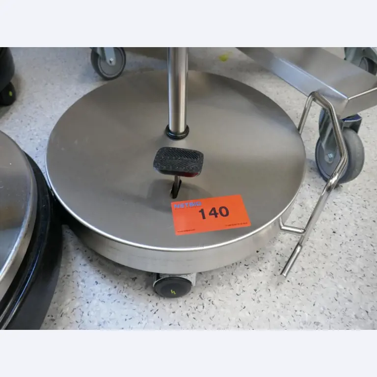 Medizinisch technische Geräte, Einrichtung und Mobiliar eines Krankenhauses-3