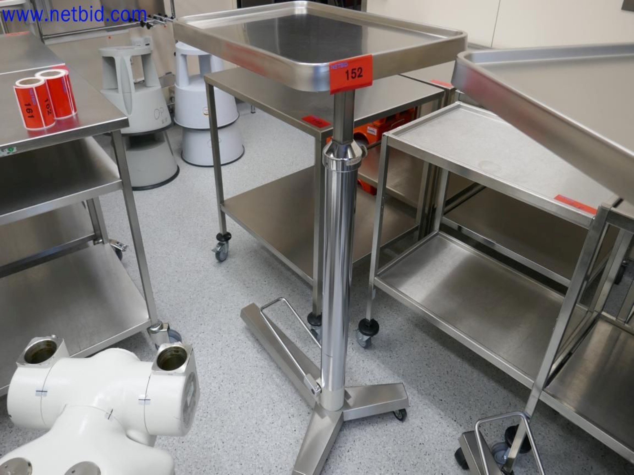 Medyczne urządzenia techniczne, wyposażenie i meble szpitalne-1