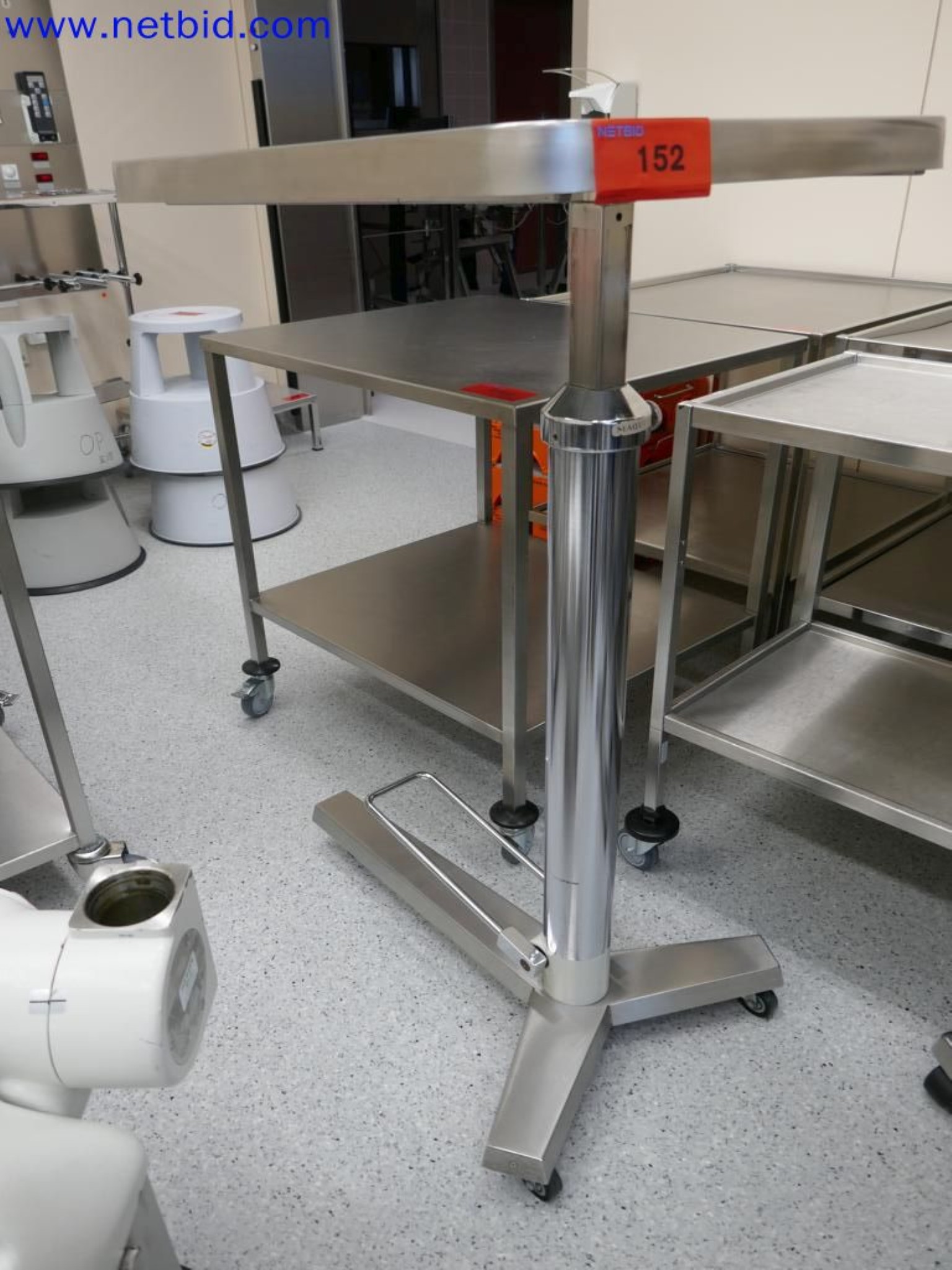 Medyczne urządzenia techniczne, wyposażenie i meble szpitalne-2