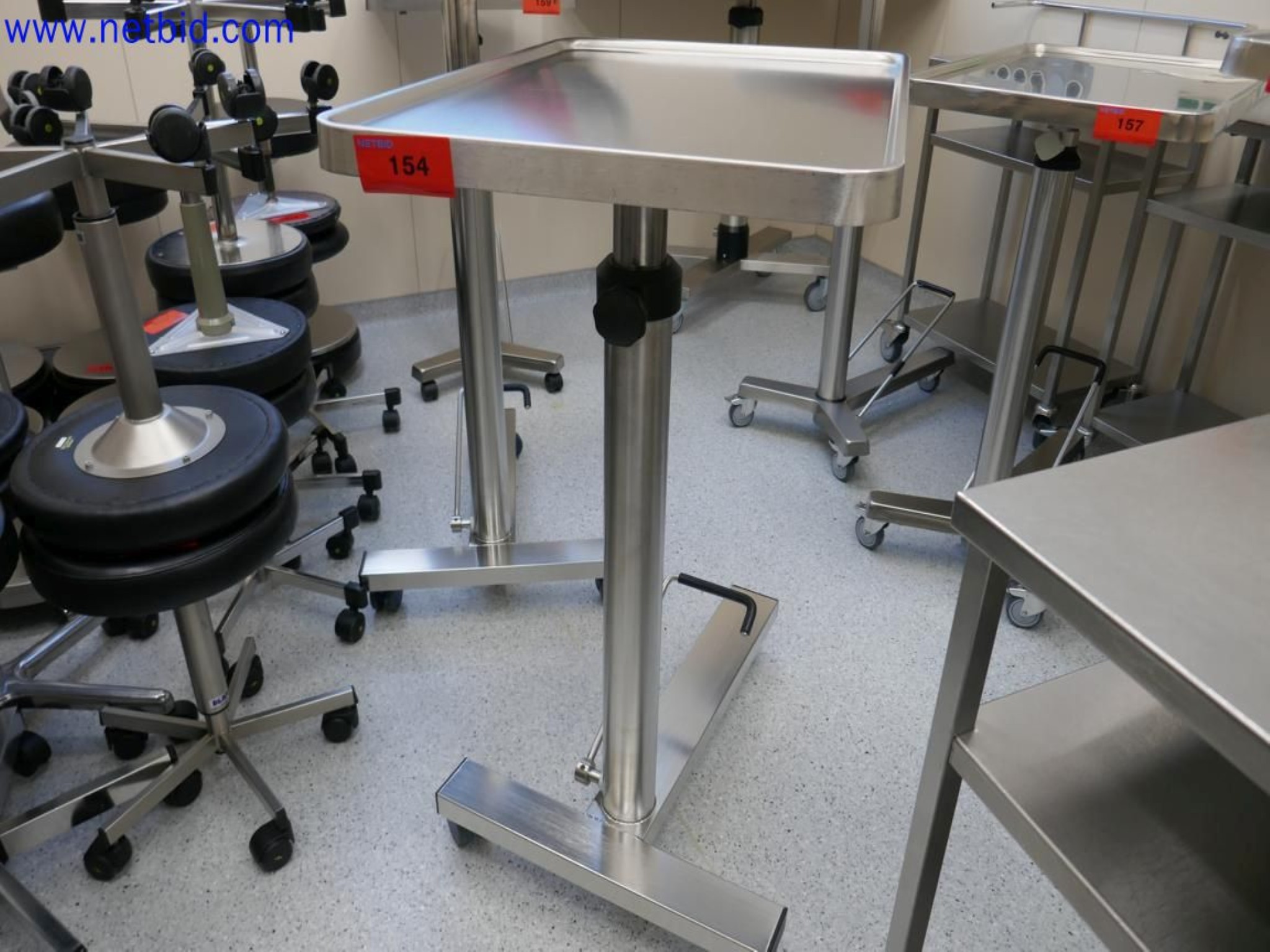 Medyczne urządzenia techniczne, wyposażenie i meble szpitalne-1