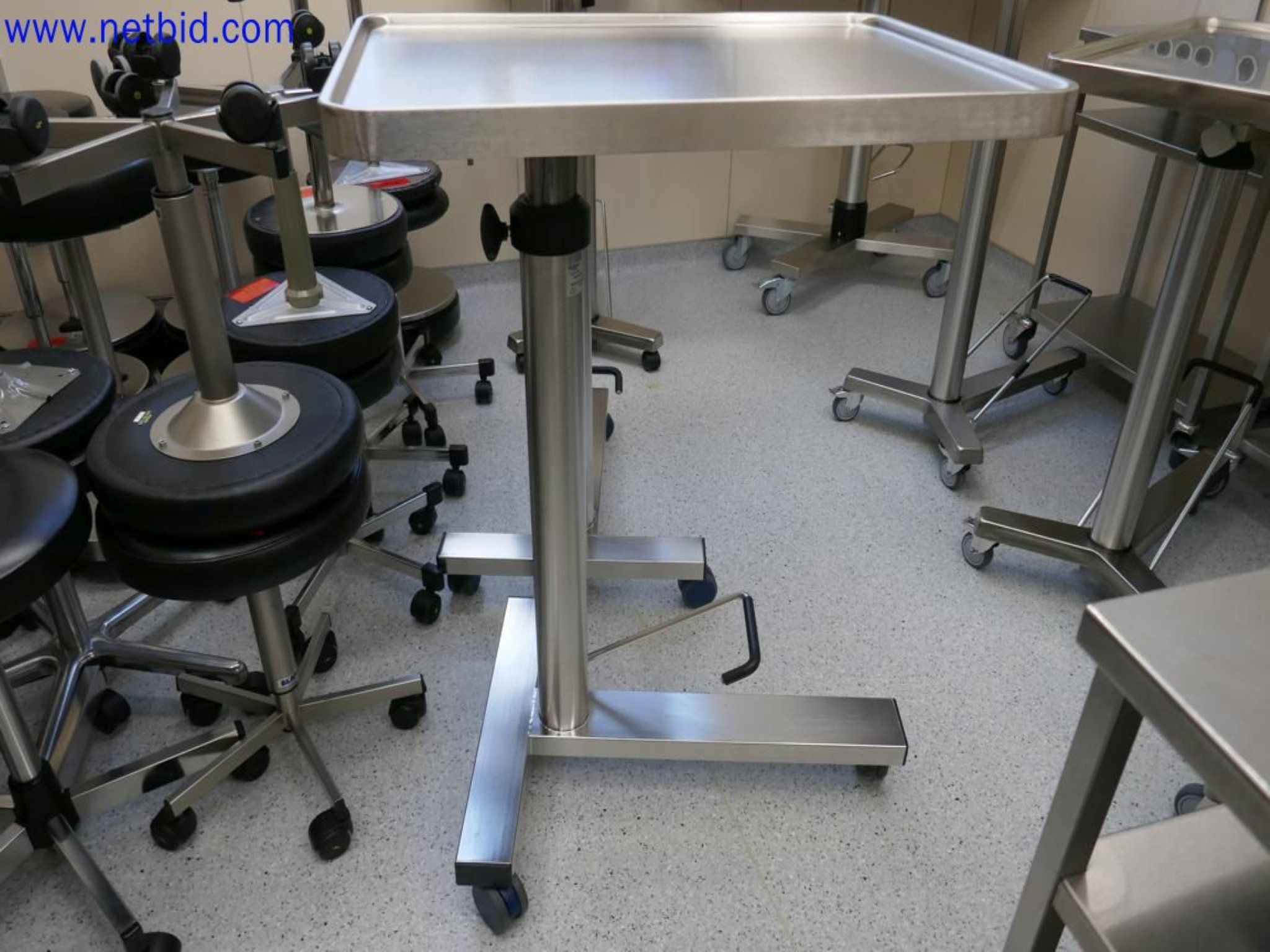 Medyczne urządzenia techniczne, wyposażenie i meble szpitalne-3