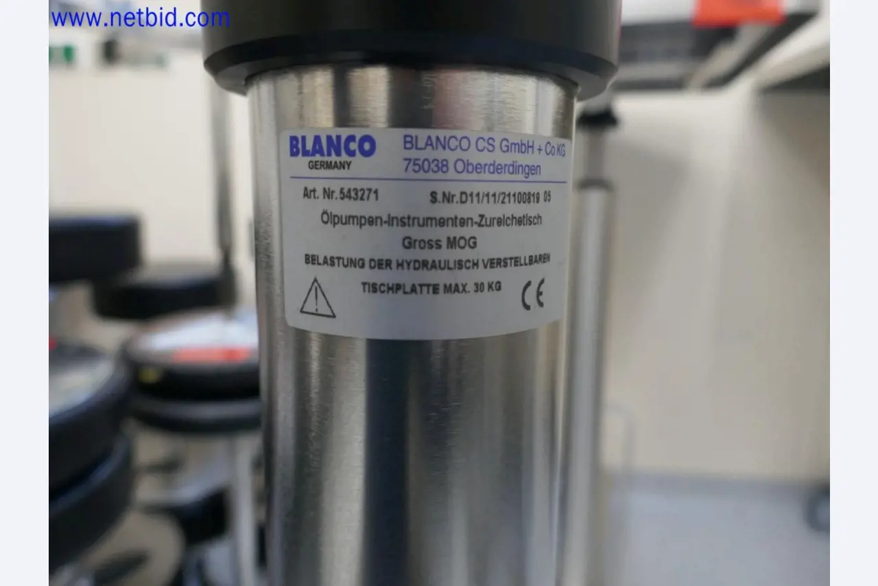 Medyczne urządzenia techniczne, wyposażenie i meble szpitalne-1