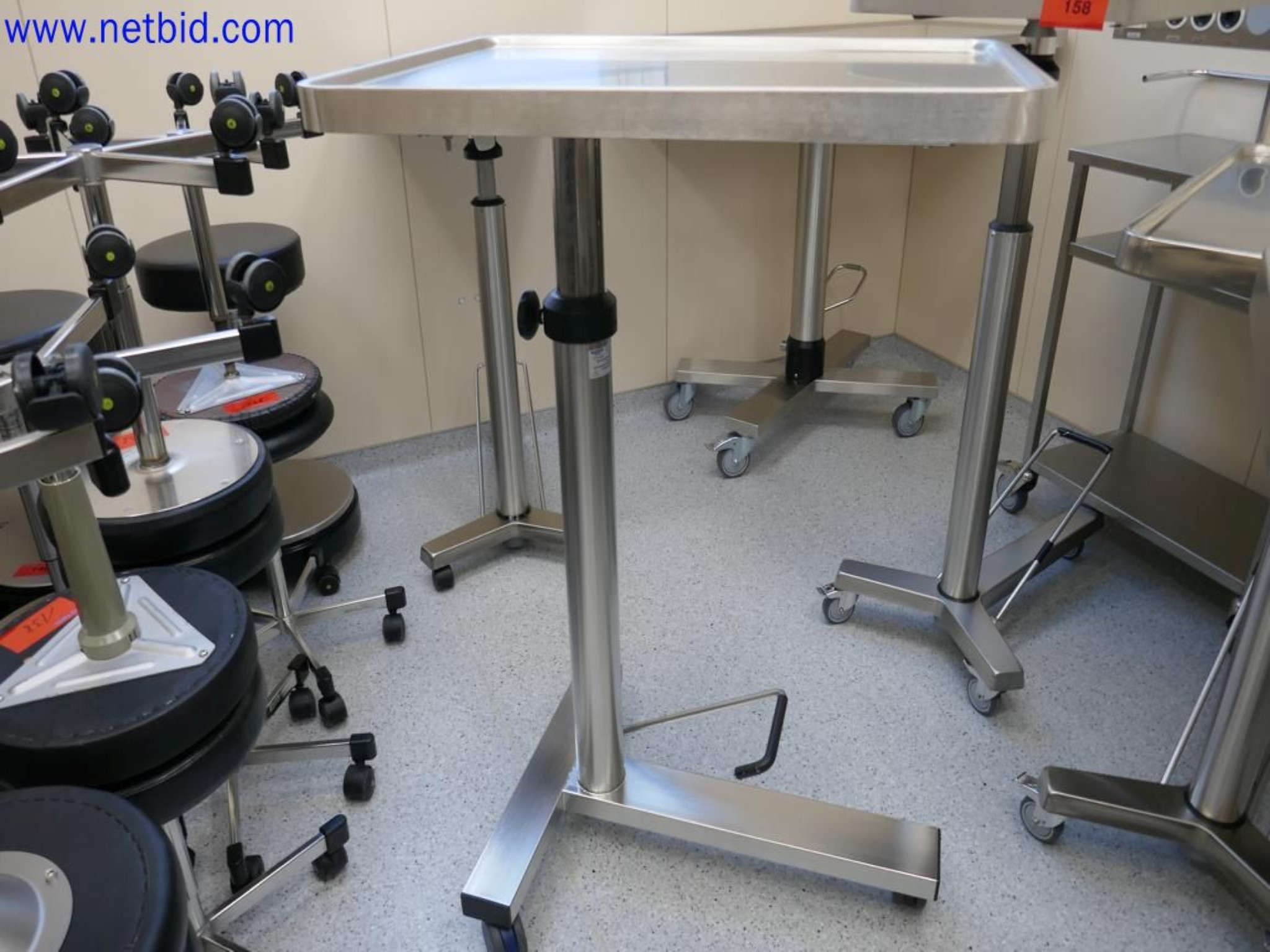 Medyczne urządzenia techniczne, wyposażenie i meble szpitalne-3