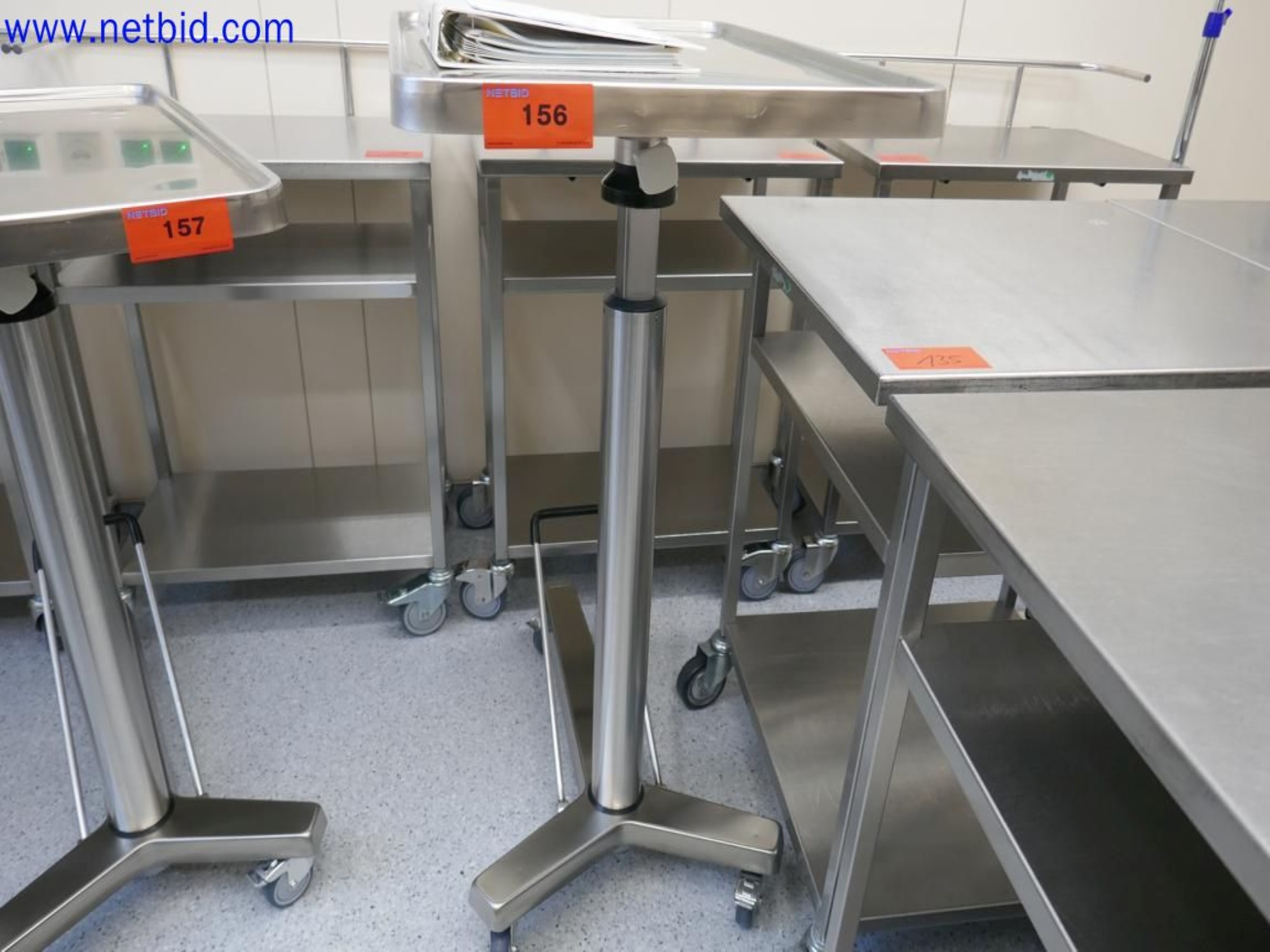 Medyczne urządzenia techniczne, wyposażenie i meble szpitalne-3