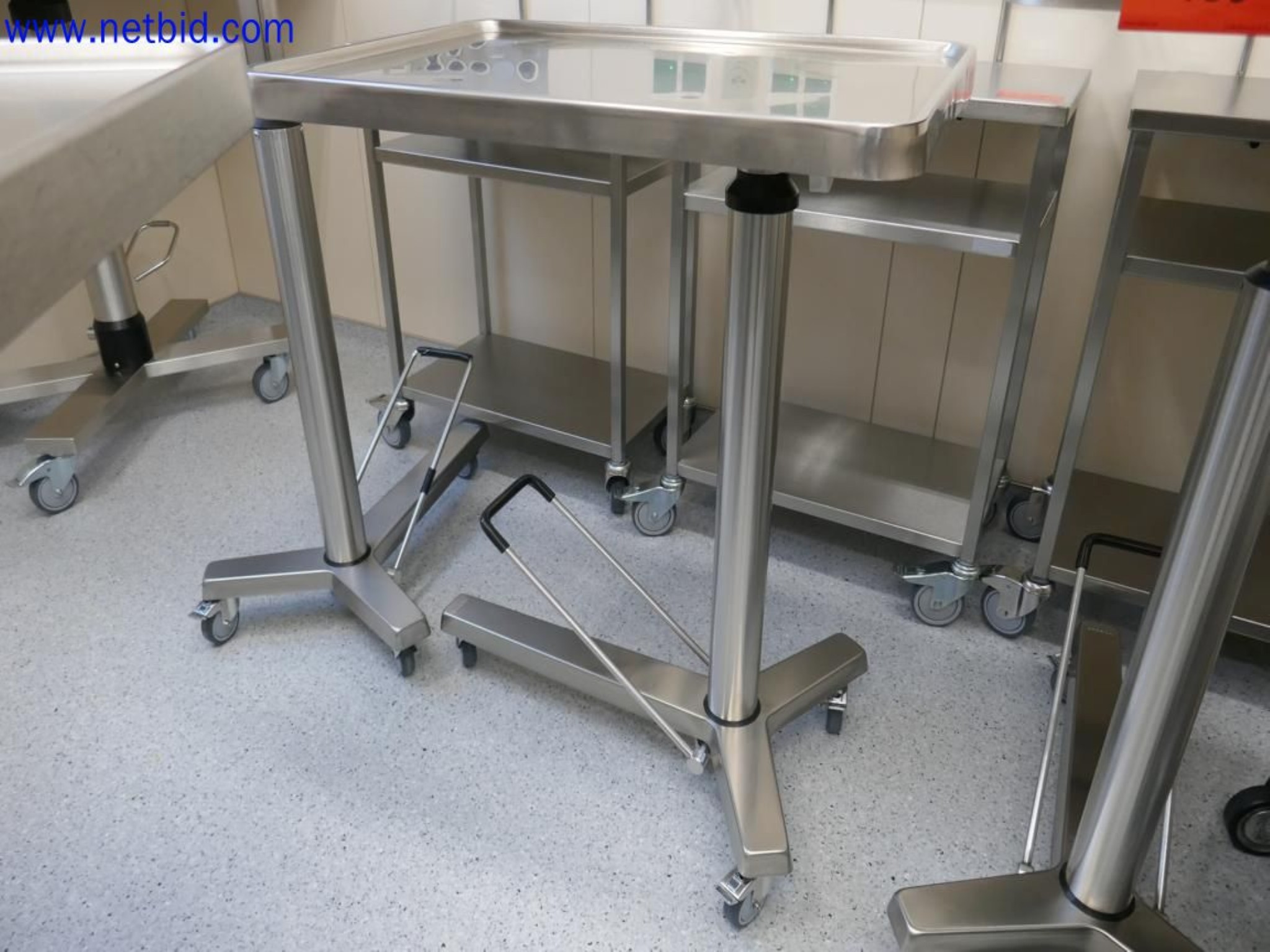 Medyczne urządzenia techniczne, wyposażenie i meble szpitalne-1