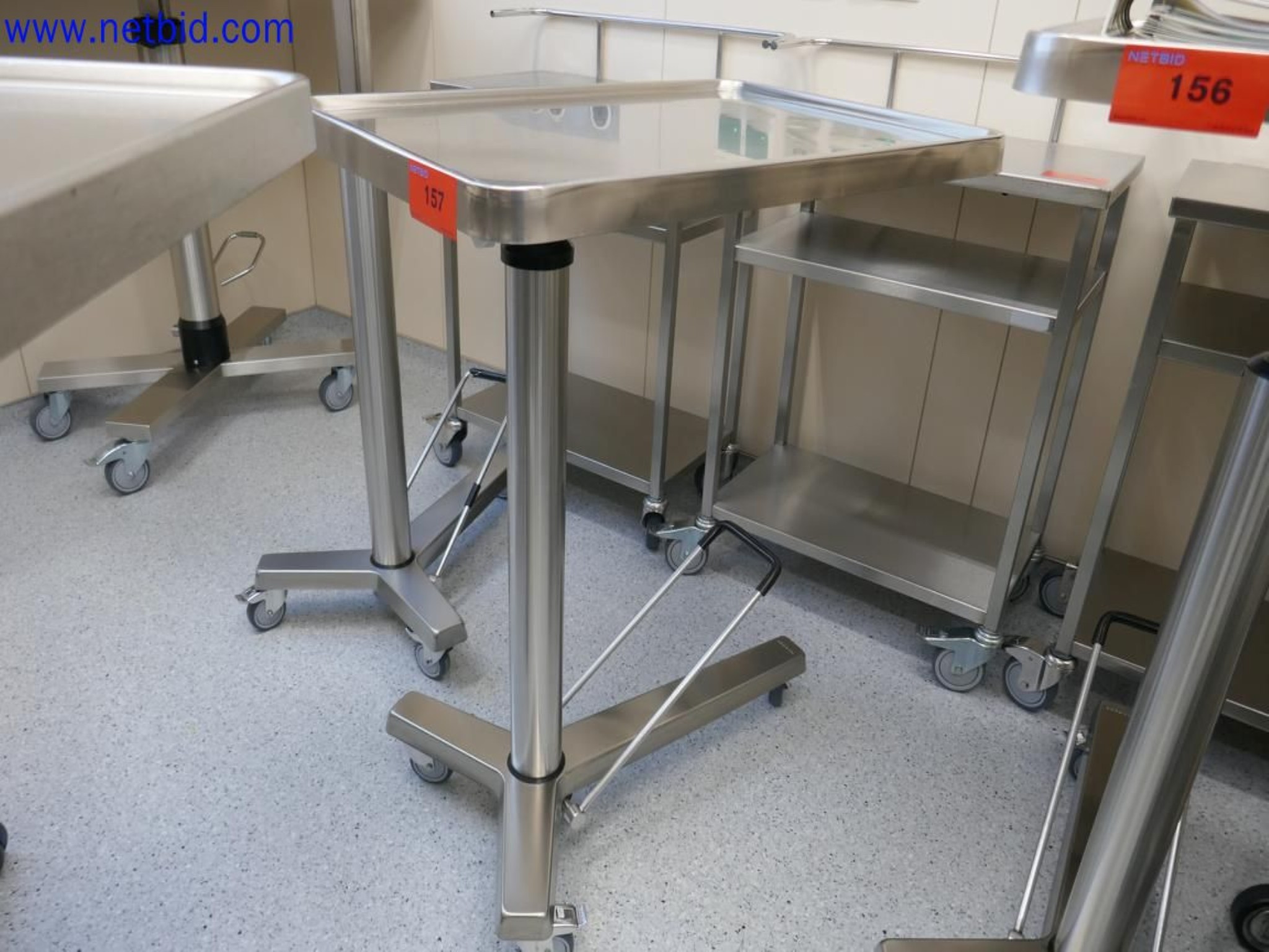 Medyczne urządzenia techniczne, wyposażenie i meble szpitalne-3