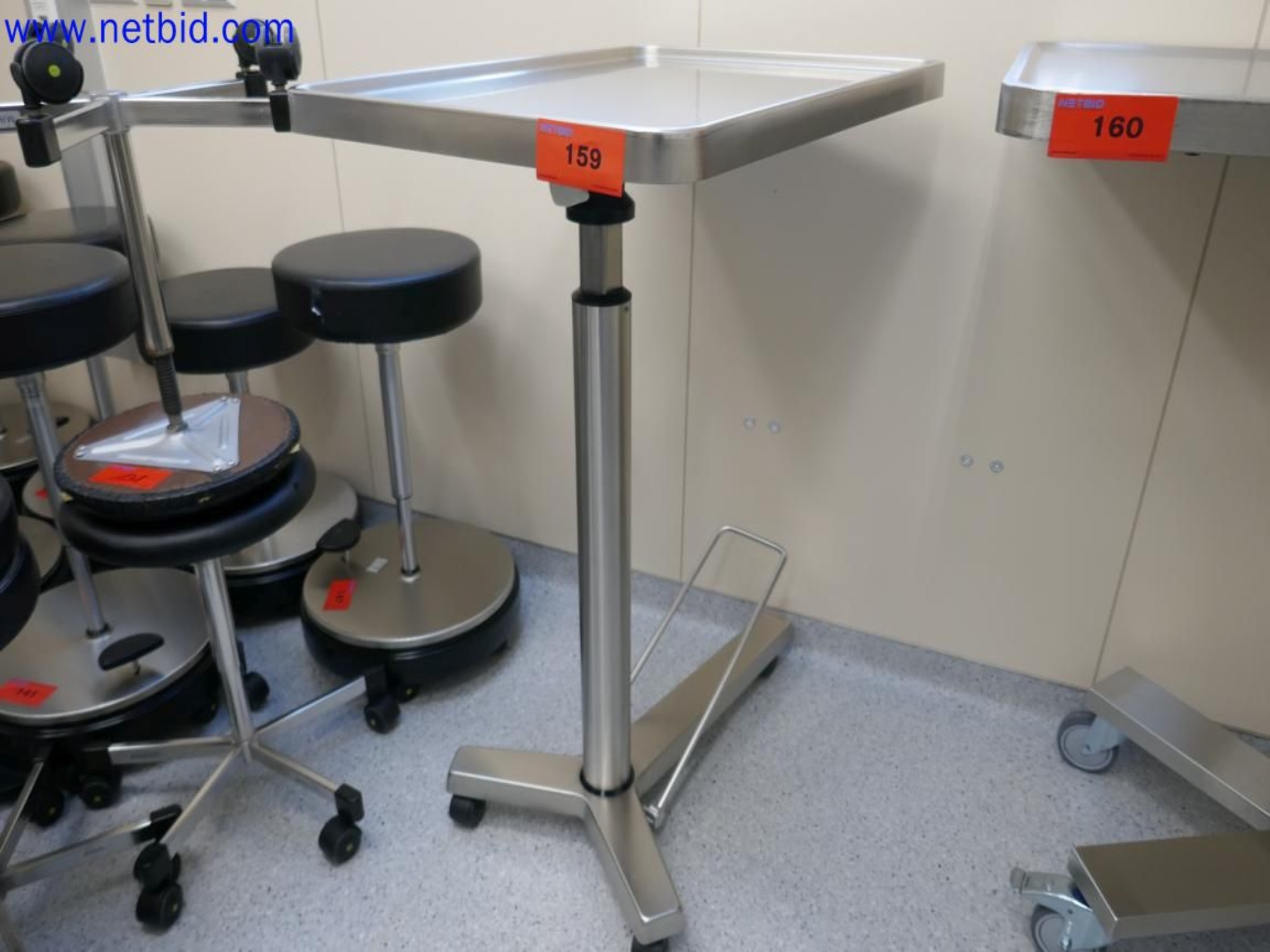 Medyczne urządzenia techniczne, wyposażenie i meble szpitalne-1