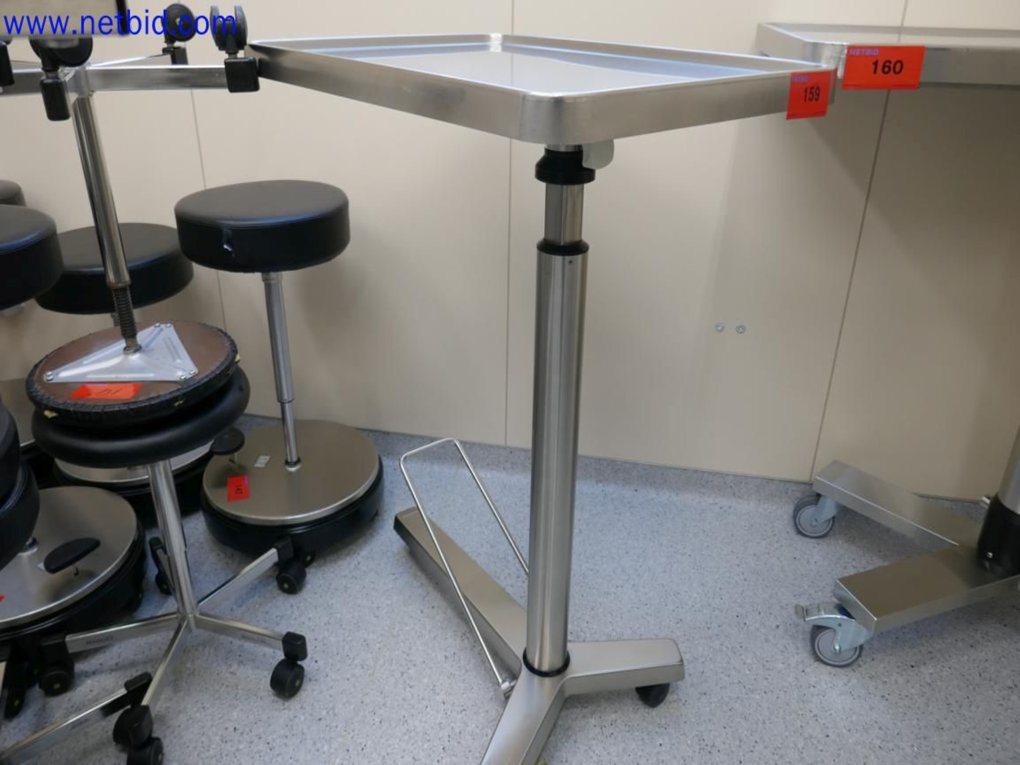 Medyczne urządzenia techniczne, wyposażenie i meble szpitalne-2