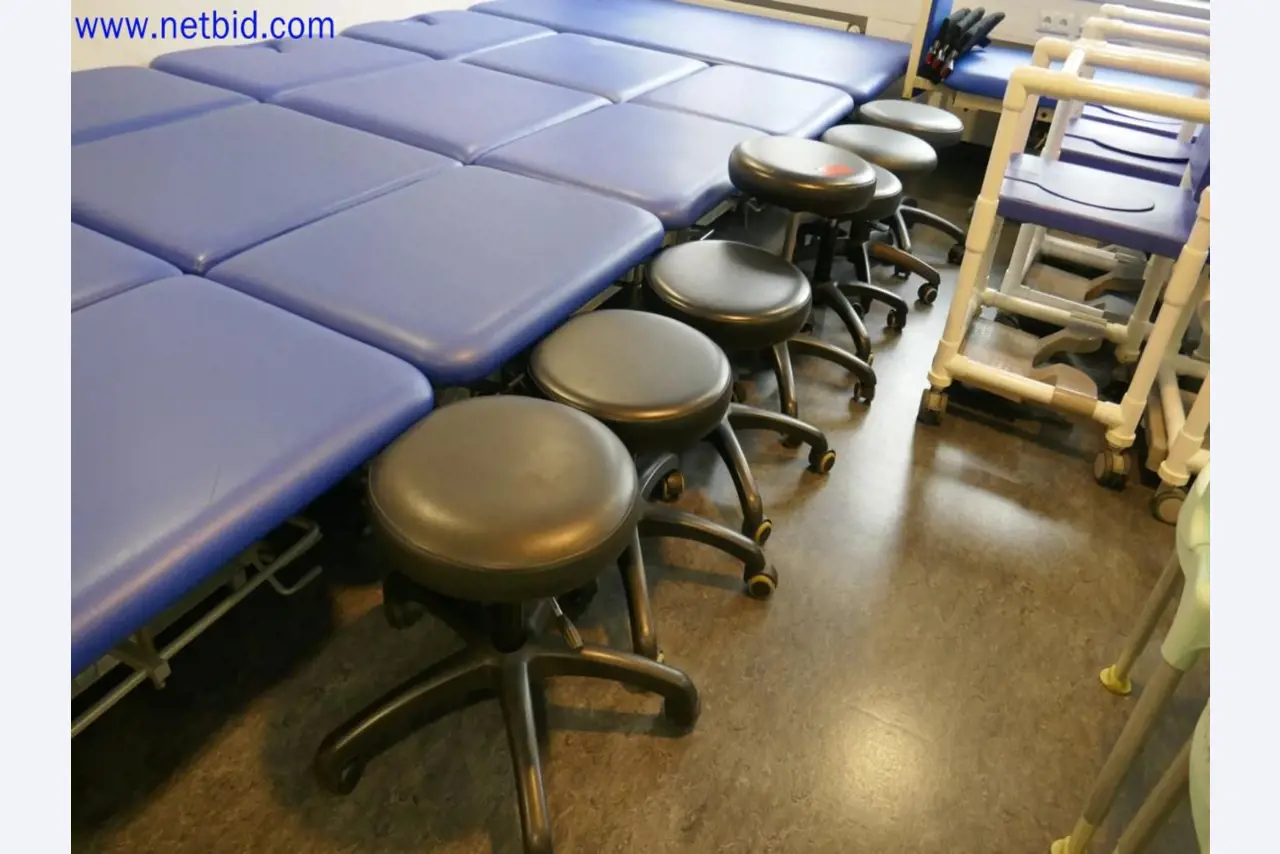 Medizinisch technische Geräte, Einrichtung und Mobiliar eines Krankenhauses-1