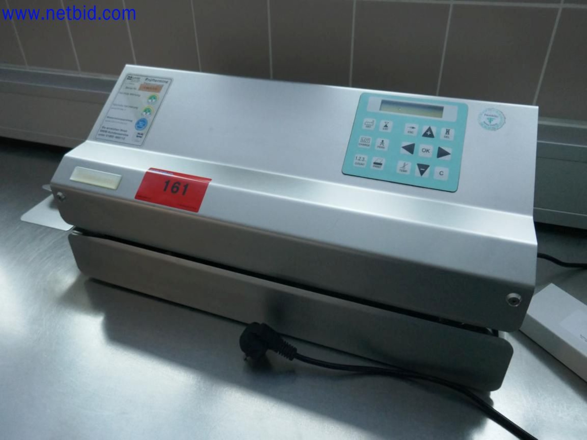 Medyczne urządzenia techniczne, wyposażenie i meble szpitalne-3