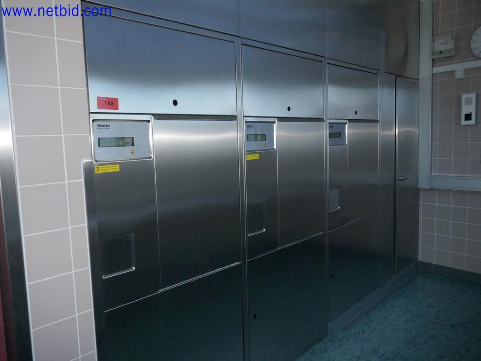 Medyczne urządzenia techniczne, wyposażenie i meble szpitalne-3