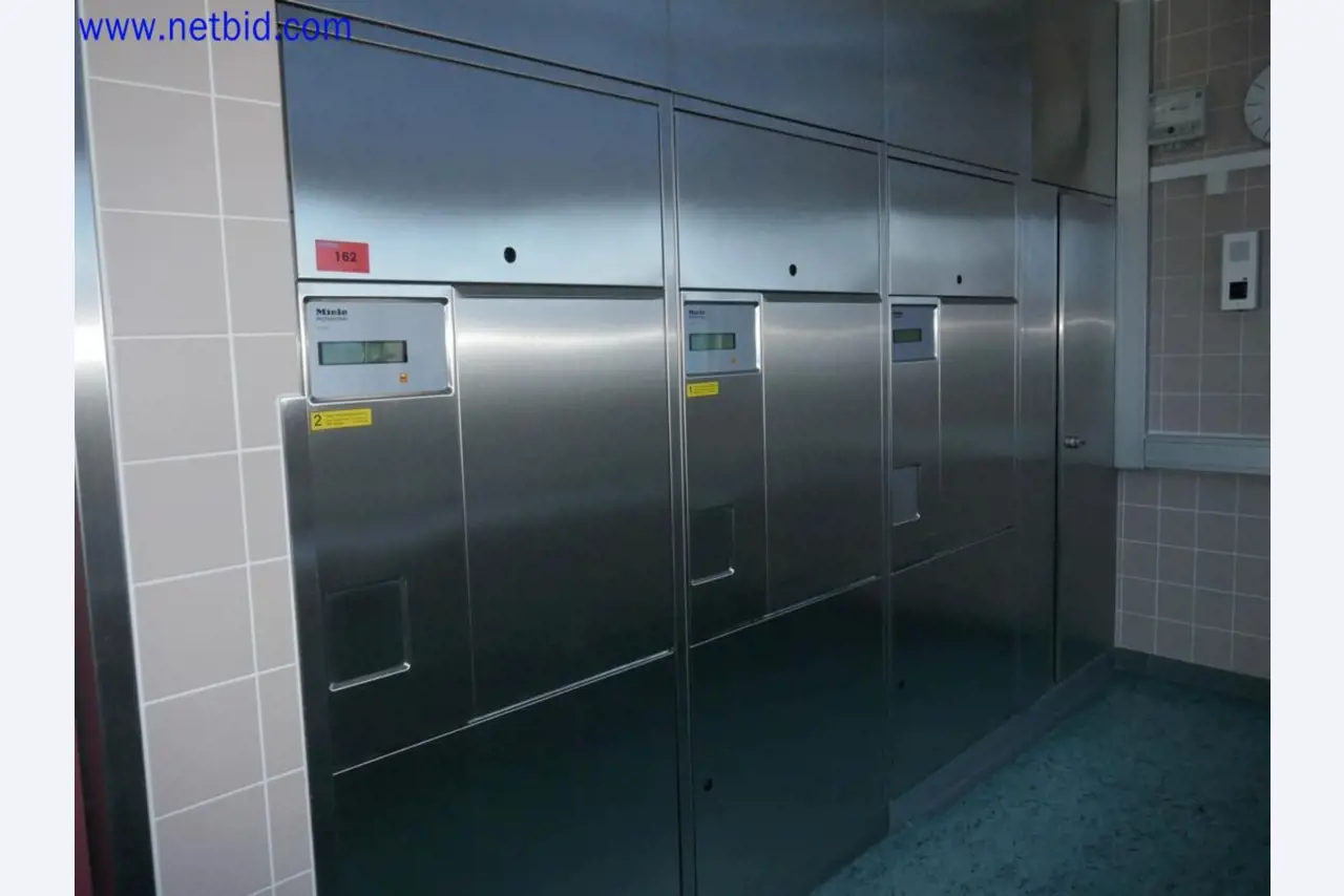 Medyczne urządzenia techniczne, wyposażenie i meble szpitalne-3