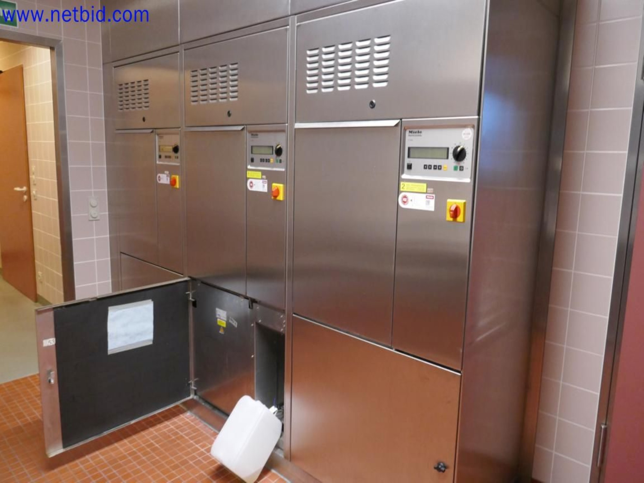 Medyczne urządzenia techniczne, wyposażenie i meble szpitalne-5