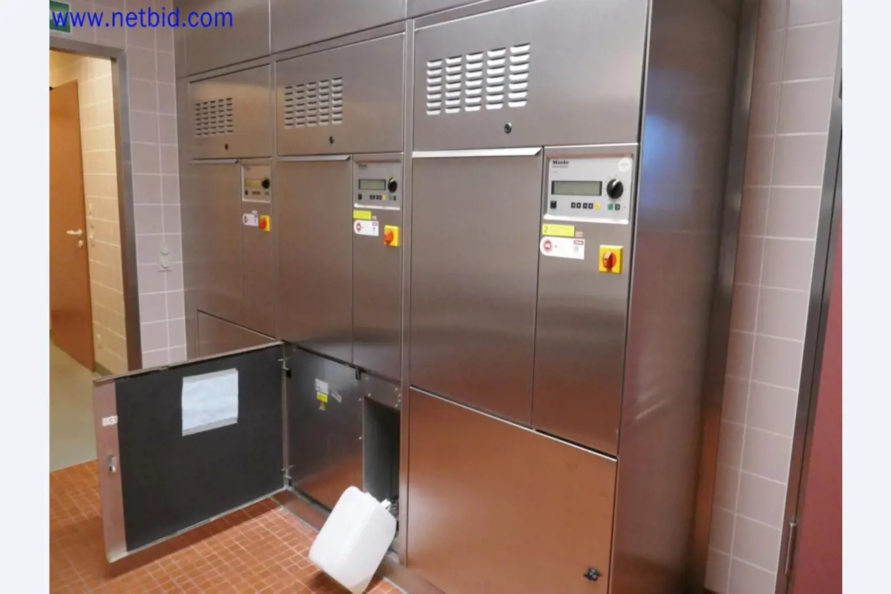 Medyczne urządzenia techniczne, wyposażenie i meble szpitalne-5