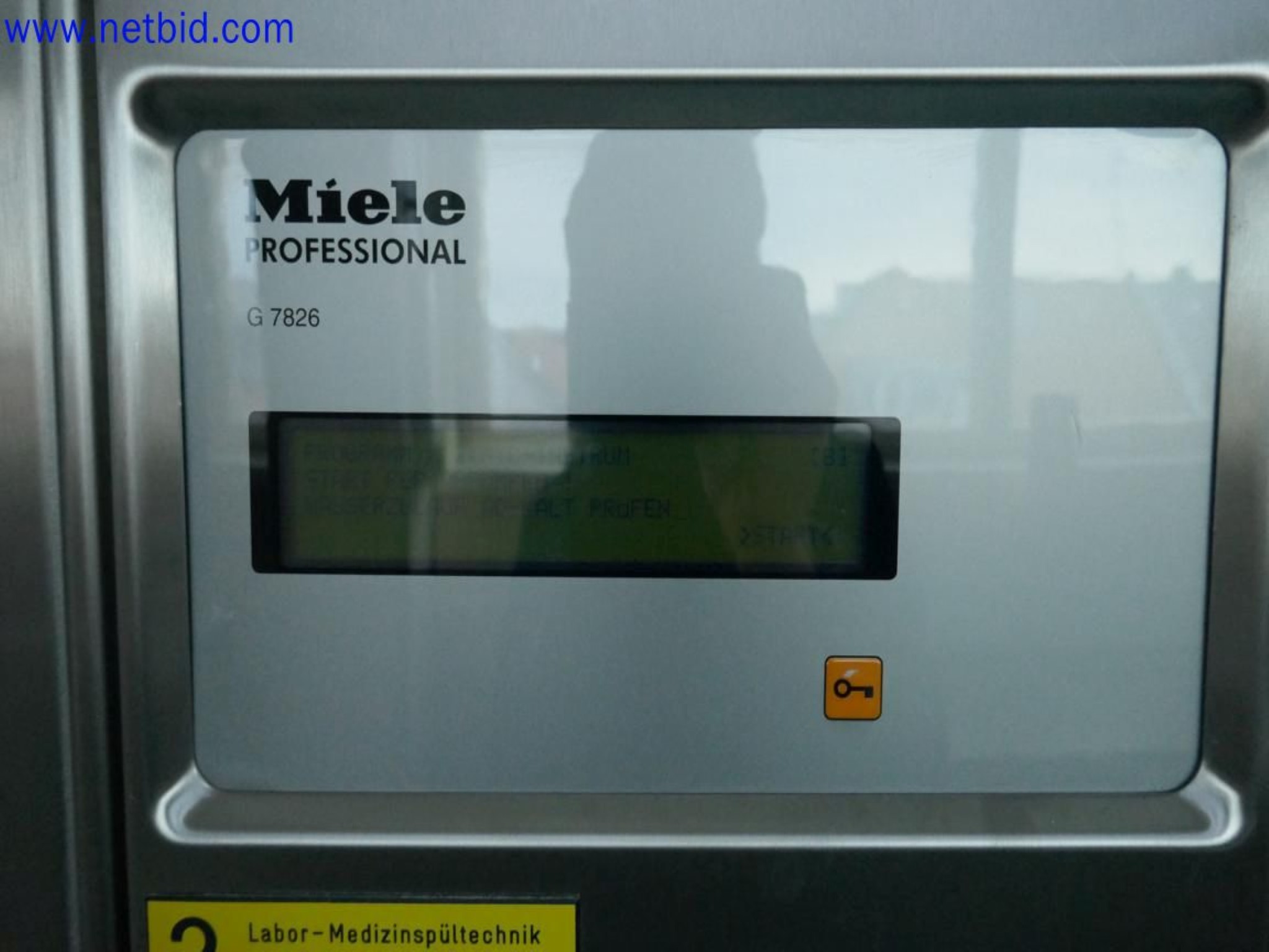 Medyczne urządzenia techniczne, wyposażenie i meble szpitalne-6