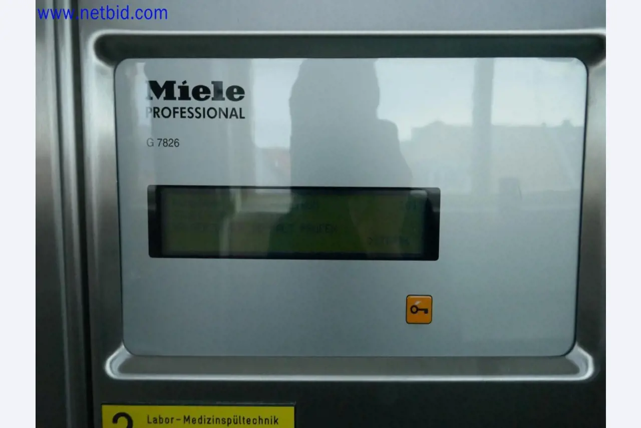 Medyczne urządzenia techniczne, wyposażenie i meble szpitalne-6