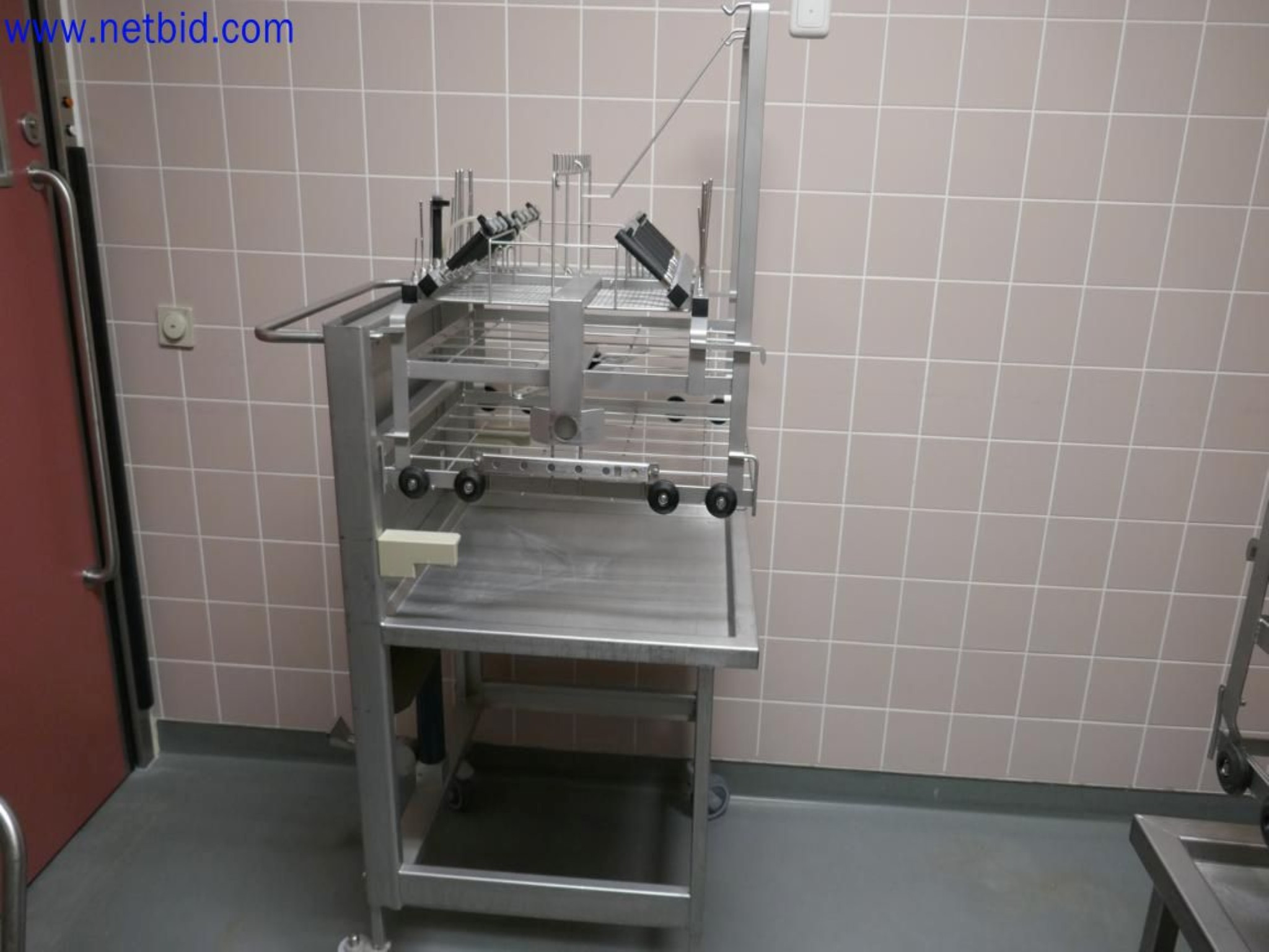 Medyczne urządzenia techniczne, wyposażenie i meble szpitalne-8