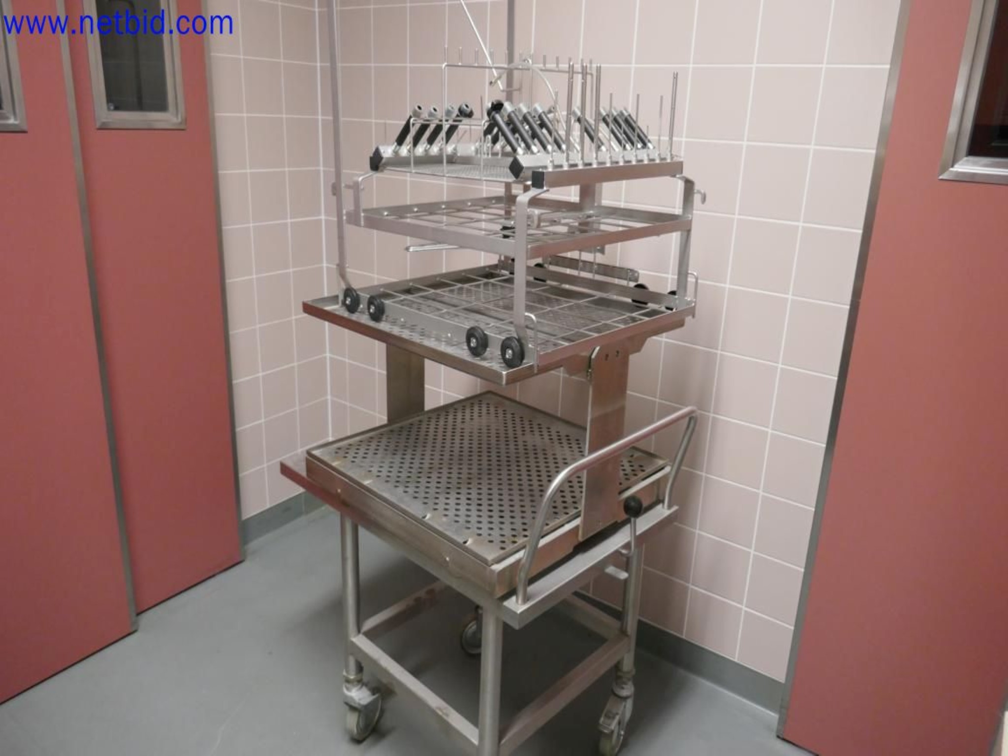 Medyczne urządzenia techniczne, wyposażenie i meble szpitalne-9