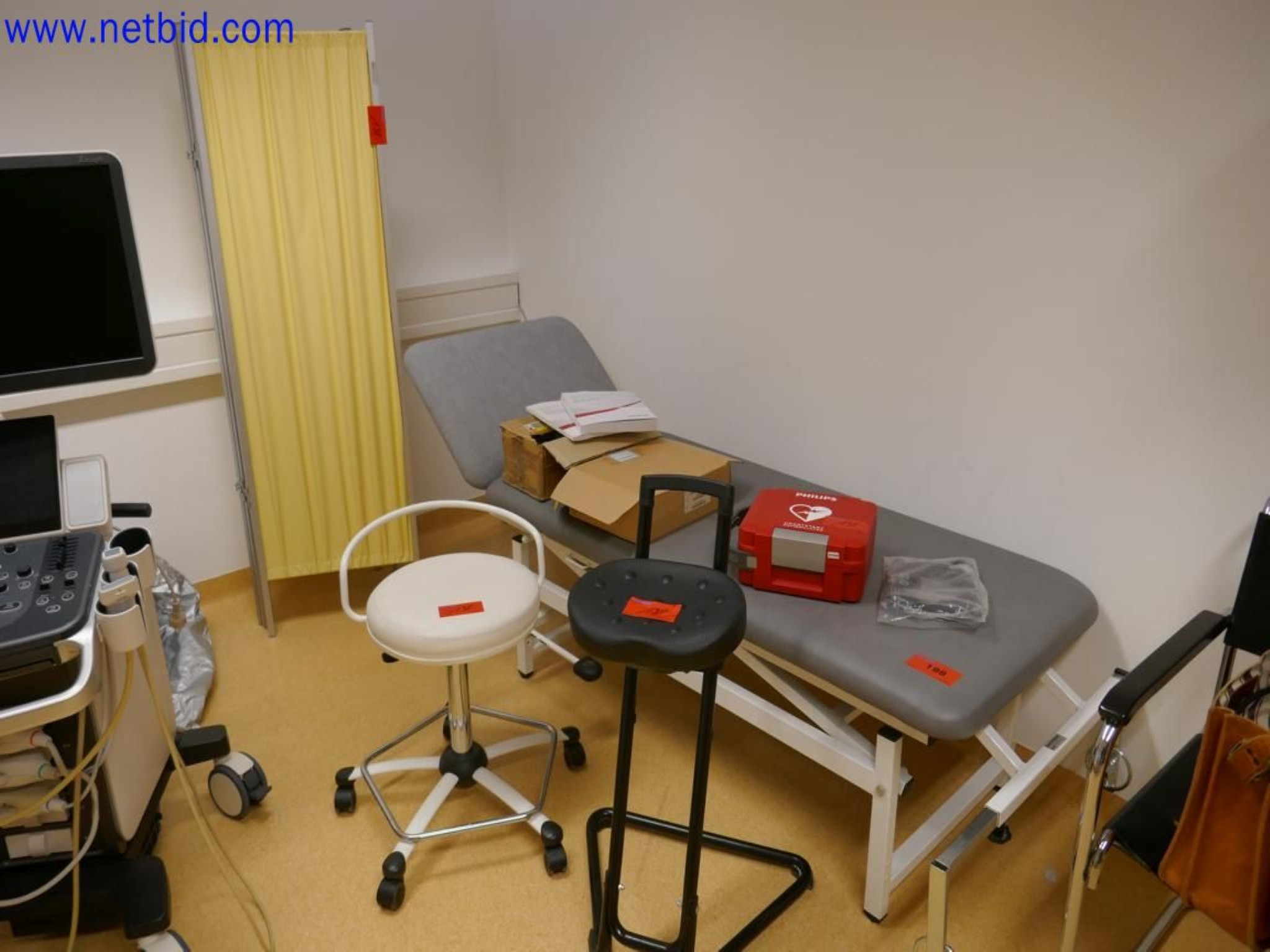 Appareils techniques médicaux, aménagement et mobilier d'un hôpital-1