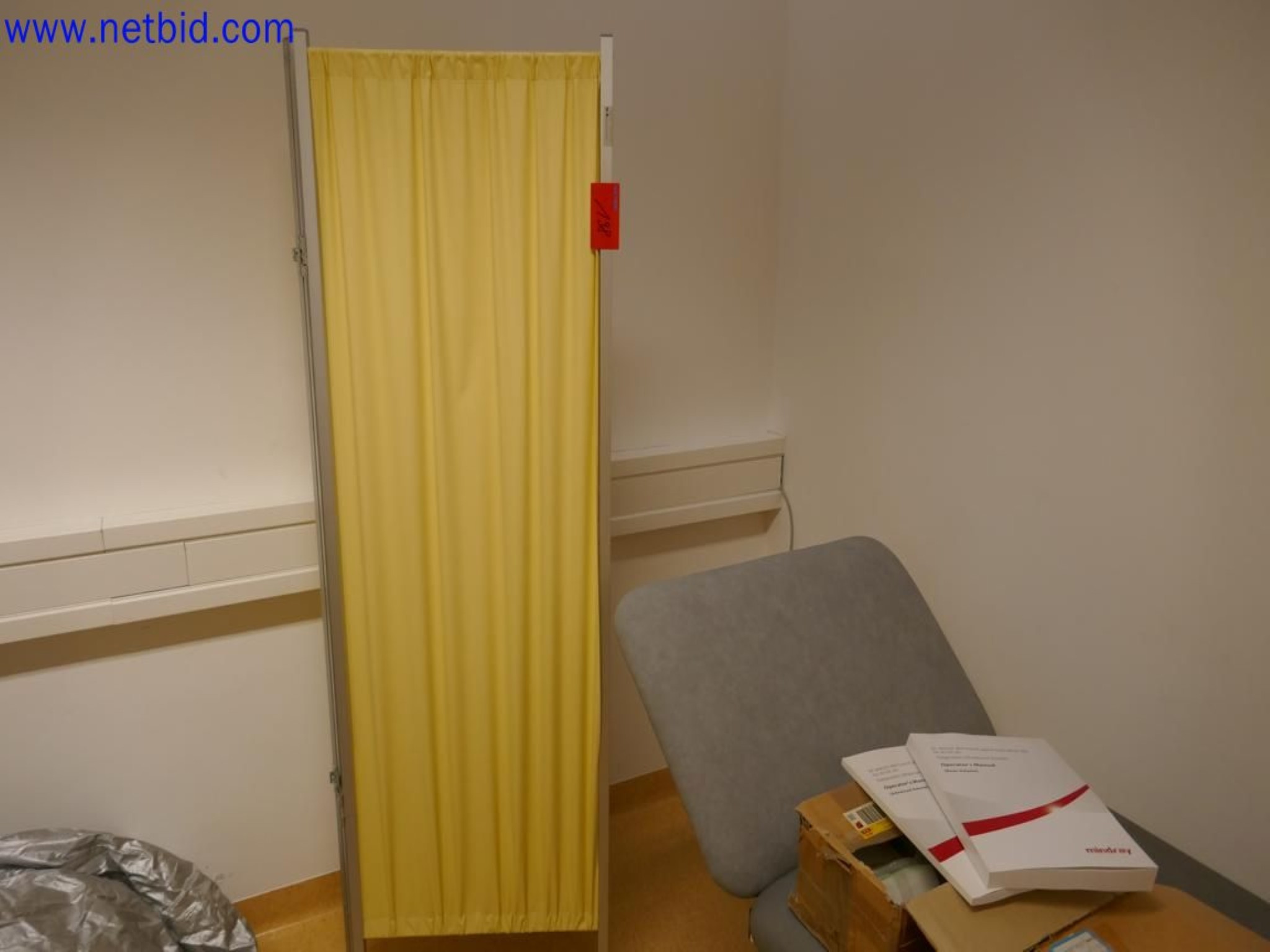 Appareils techniques médicaux, aménagement et mobilier d'un hôpital-2