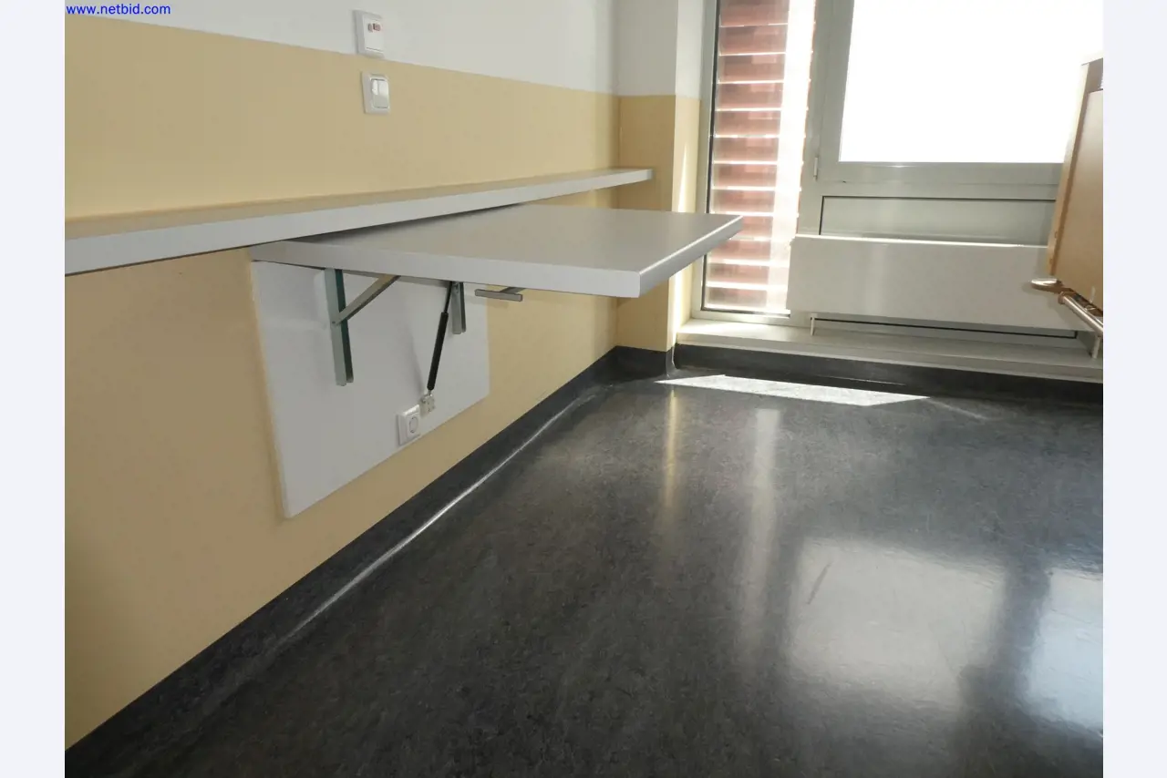 Medizinisch technische Geräte, Einrichtung und Mobiliar eines Krankenhauses-1