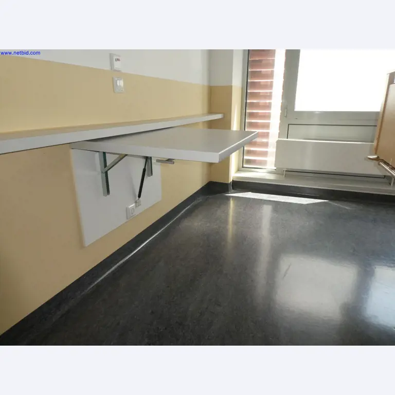 Medizinisch technische Geräte, Einrichtung und Mobiliar eines Krankenhauses-1