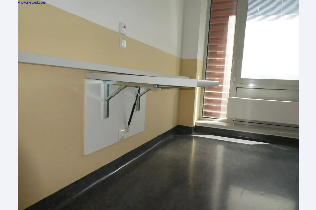 Medizinisch technische Geräte, Einrichtung und Mobiliar eines Krankenhauses-2